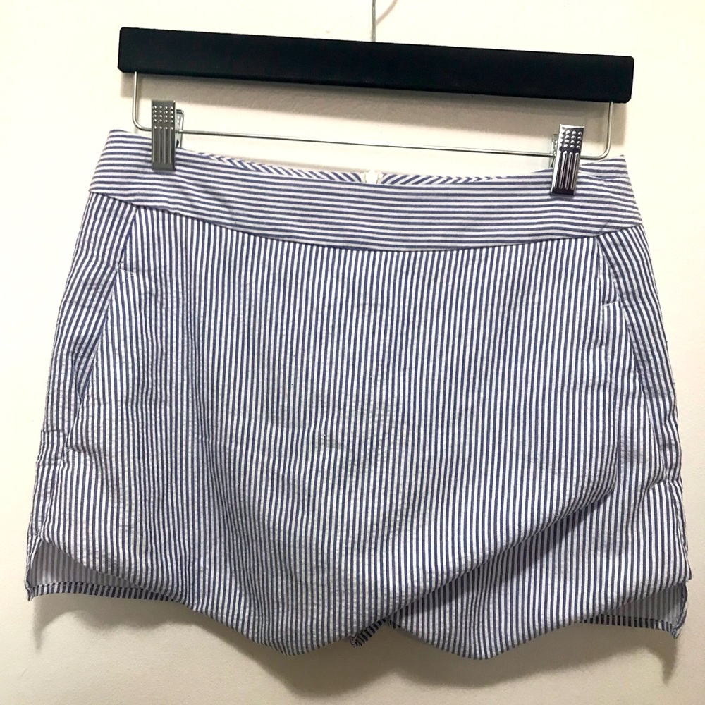 Design Lab Lord & Taylor enveloped striped blue & white skort size Medium